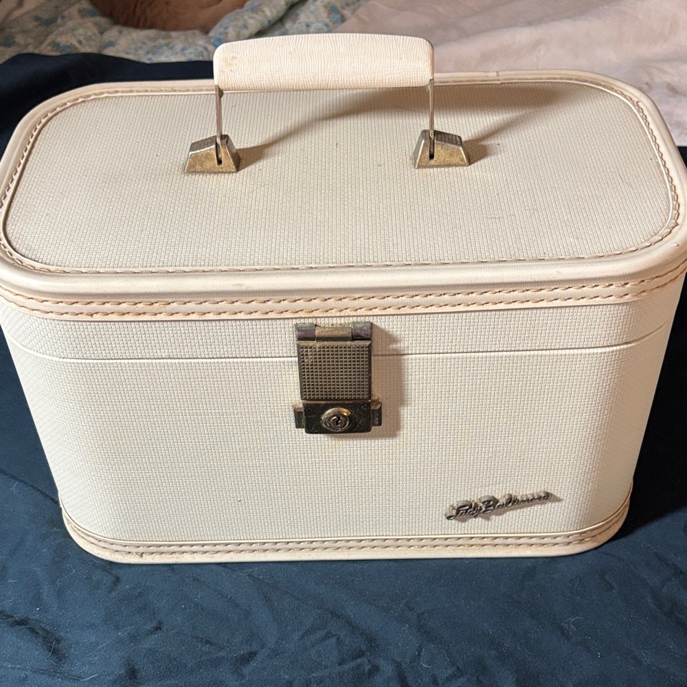 Vintage Cream Train Case with Metal Hardware ND